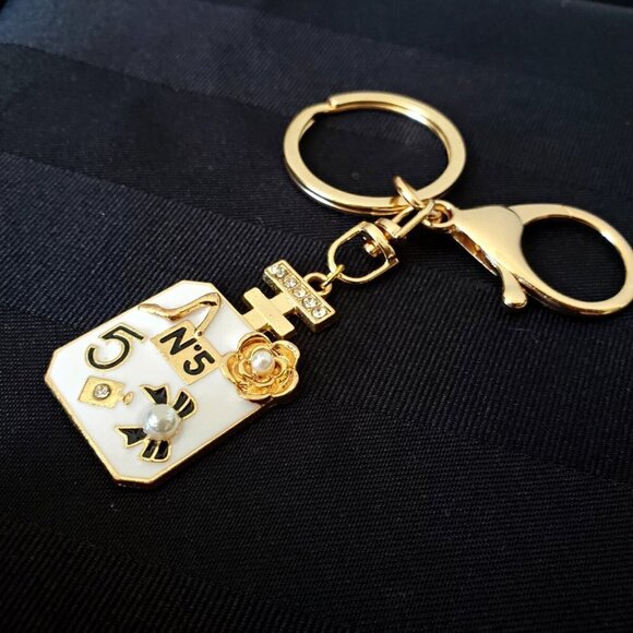 Large Gold Fragrance Pendant Key Chain | Chic and Elegant Key Chain | NEW - Picture 6 of 8